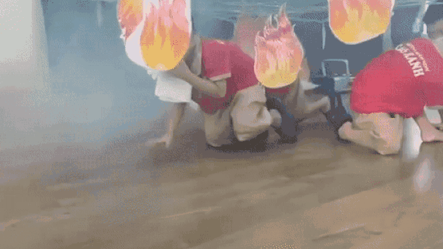Học kỹ năng thoát hiểm khi cháy, bé mầm non có hành động khiến tất cả bật cười