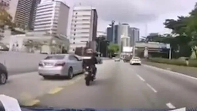 Clip: Xe máy ngã ra đường vì ô tô phanh gấp để "trả thù"