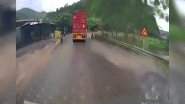 Clip: Xe đạp thoát nạn khi container ôm cua suýt "nuốt" vào gầm