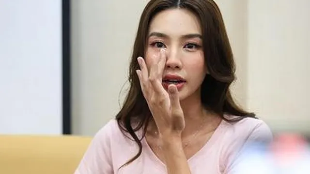 Thuỳ Tiên livestream cầu xin khán giả đừng 'suy diễn', chuyện gì đây?