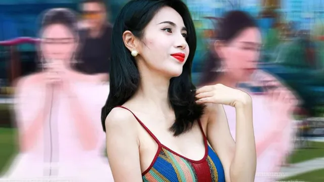 Xôn xao hình ảnh Thủy Tiên ngồi hát trong 'công viên thủy tinh'?