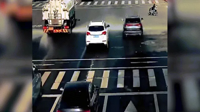 Clip: Hình ảnh đẹp của tài xế ô tô chắn nước cho người ngồi xe lăn