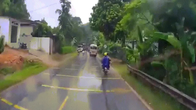 Clip: Thót tim ô tô mất lái trời mưa gió, va chạm xe máy ở đường