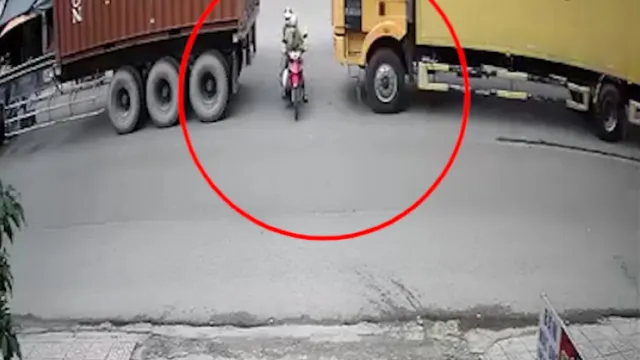 Clip: Chen giữa hai ô tô để sang đường, xe máy bị đâm ngã & mắc kẹt