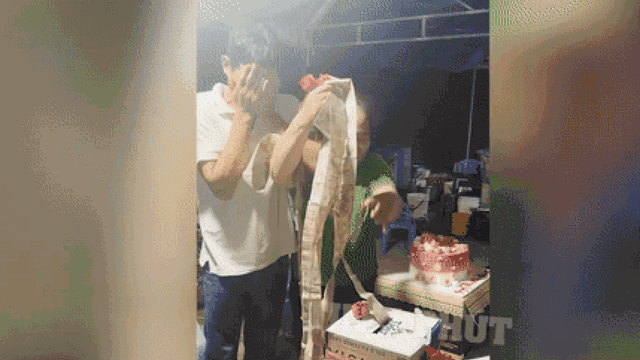 Khoảnh khắc đáng trân trọng của người chồng trong lúc tổ chức sinh nhật cho vợ