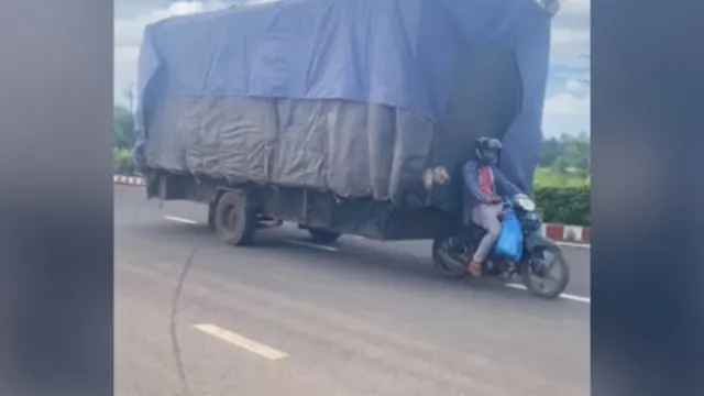 Clip: Siêu phẩm xe máy "biến hoá" chở hàng như ô tô