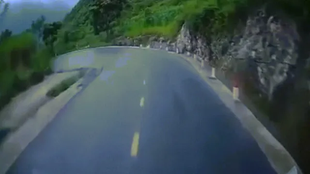 Clip: Khoảnh khắc ô tô thoát nạn trong tích tắc khi suýt lao xuống vực