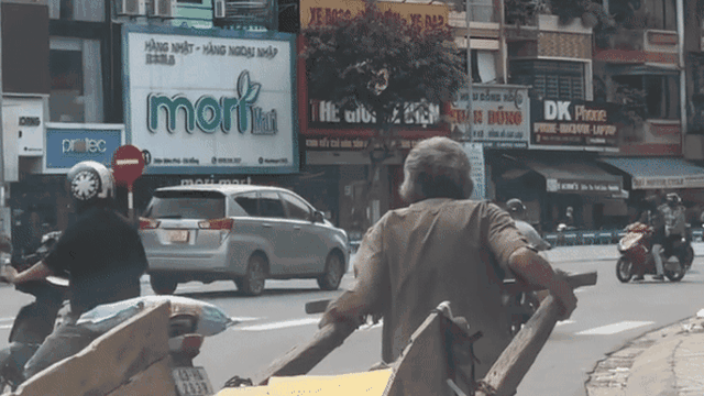 Cụ ông lưng còng, chậm rãi kéo xe giữa trời nắng khiến nhiều người suy ngẫm
