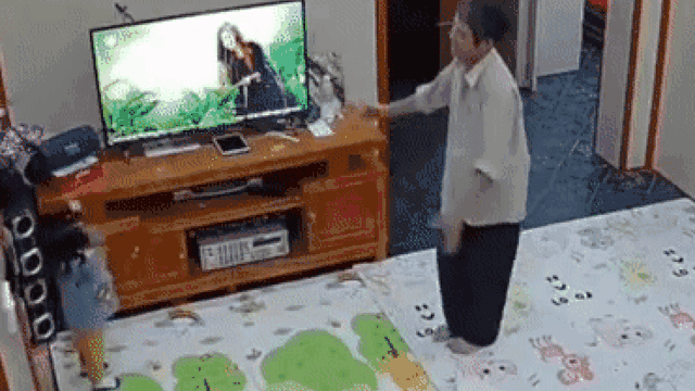 Bố mẹ đi xa gửi con gái cho ông nội, gọi điện không được liền check camera thì thấy cảnh này