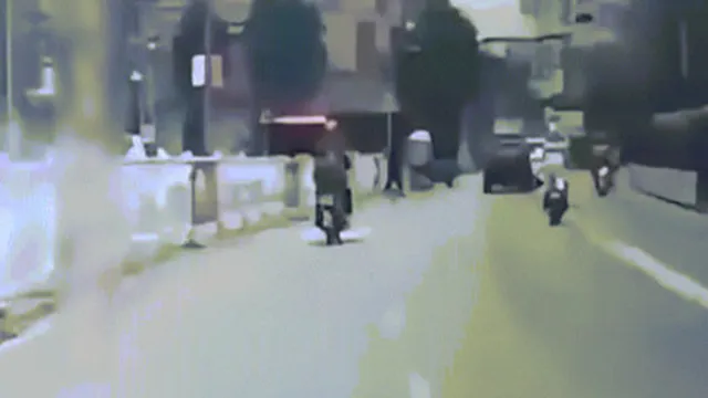 Clip: Hy hữu bé rơi xuống đường, mẹ thản nhiên lái xe không hay biết
