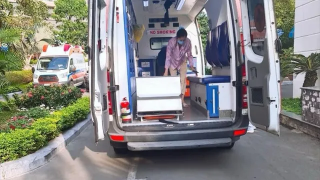 Nam Em xuất hiện trên xe cấp cứu sau nghi vấn sẩy thai?