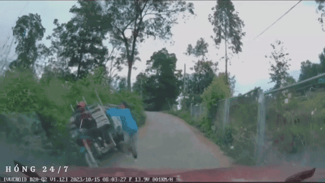 Đi vào con đường hẹp, tài xế ô tô dở khóc dở cười với màn nhường đường của xe ba gác