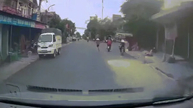 Clip: Thanh niên đi bộ giữa đường bị ô tô đâm văng xa vài mét