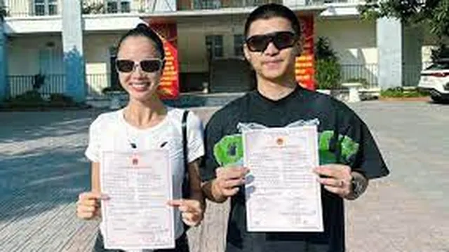 Một cặp đôi Vbiz đăng ký kết hôn sau gần nửa năm làm đám cưới