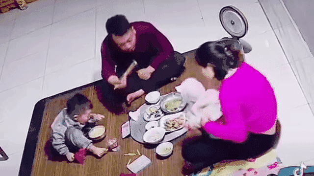 Đang ăn cơm thì con quấy khóc, chồng liền buông đũa làm điều này thay vợ