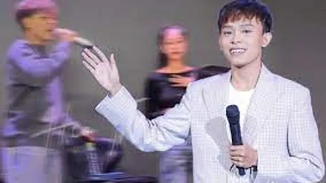 Hồ Văn Cường xuất hiện tập nhạc cùng một nữ ca sĩ trên sân khấu, diện mạo khác hẳn với lúc đi hát