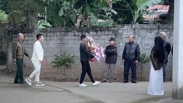 Quang Hải bảnh bao, lái xế hộp sang nhà Chu Thanh Huyền trong ngày dạm ngõ