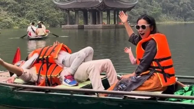 Nữ ca sĩ khoe giọng hát vang cả dòng sông trong lúc đi thuyền, dân mạng: 'Chị giấu bình oxi ở đâu?'