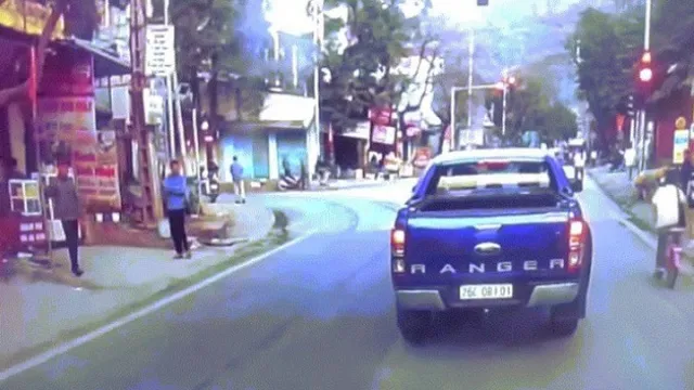 Clip: Thót tim cụ ông lái xe bán tải loay hoay mãi không đi qua đèn giao thông