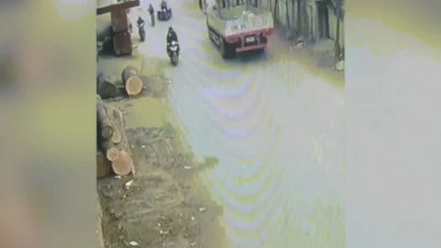 Clip: Xe ba gác đánh võng khiến xe máy đâm trực diện rồi lộn nhào trên không