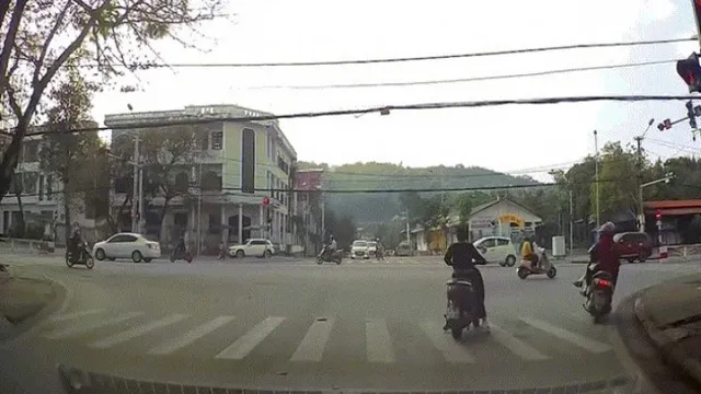 Clip: Người phụ nữ thản nhiên vượt đèn đỏ rồi gây họa cho xe máy khác
