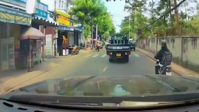 Clip: Thót tim người phụ nữ đi xe máy trượt ngã trước đầu ô tô