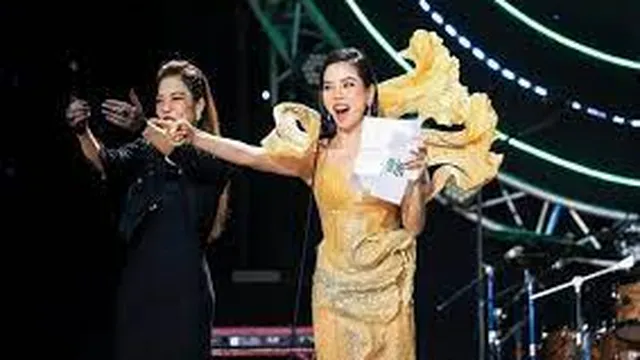 Lệ Quyên có động thái gây chú ý sau màn trao giải 'nhanh như chớp' khiến MC cản không kịp