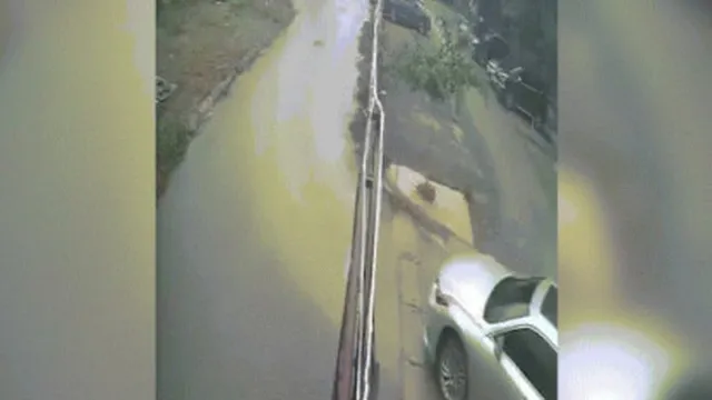 Clip: Chạy xe máy như mơ ngủ, thanh niên phi thẳng vào ô tô