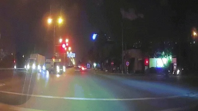 Clip: Ôm cua khuất tầm nhìn xe máy trượt ngã suýt chui gầm ô tô
