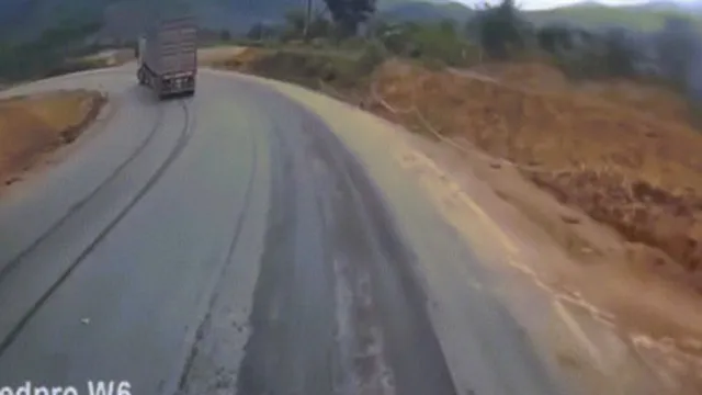 Clip: Ô tô kéo rơ moóc lao như "tên bắn", tránh va chạm container rồi lật nghiêng