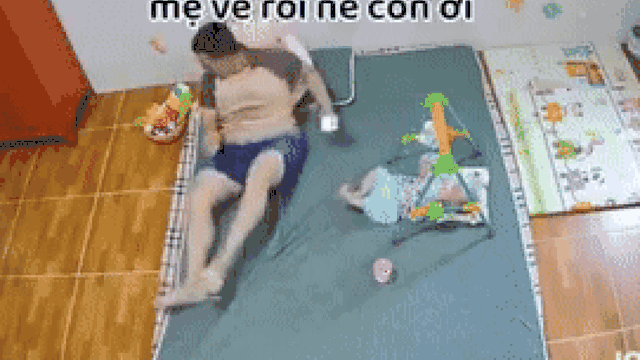 Ông chồng 'diễn sâu' màn chăm con khi vợ vắng nhà nhưng lại quên mất có camera