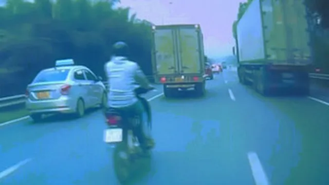 Clip: Đánh võng trên cao tốc, thanh niên có hành động lạ