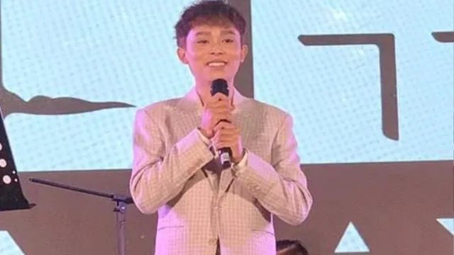 Hồ Văn Cường chạy show Tết, khán giả liên tục lên sân khấu tặng lì xì