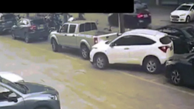 Clip: Pha đỗ xe “cục súc” của nam tài xế với ô tô bán tải