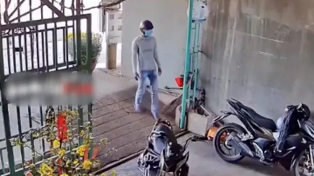 Nhân lúc gia chủ đang vui Tết, thanh niên lén vào trộm xe rồi vội vàng bỏ chạy