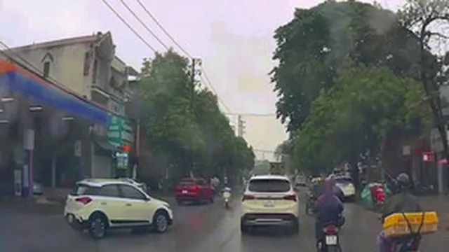 Clip: Nữ tài xế xử lý khó hiểu "hạ gục" Ninja một cách nhanh gọn
