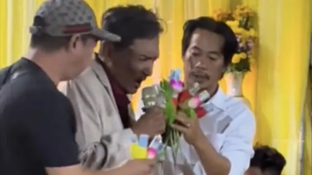 Thương Tín chạy show đầu năm, được khán giả tặng tiền nhiều cầm không xuể