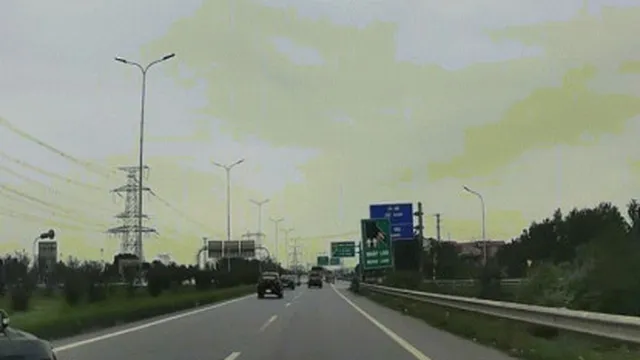 Clip: Hú vía xe đạp cắt ngang ô tô sang đường như chỗ không người