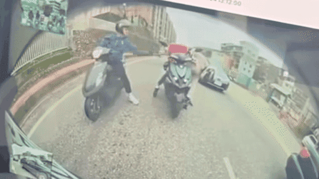 Có lòng tốt giúp đỡ người qua đường, thanh niên khiến cõi mạng phá lên cười