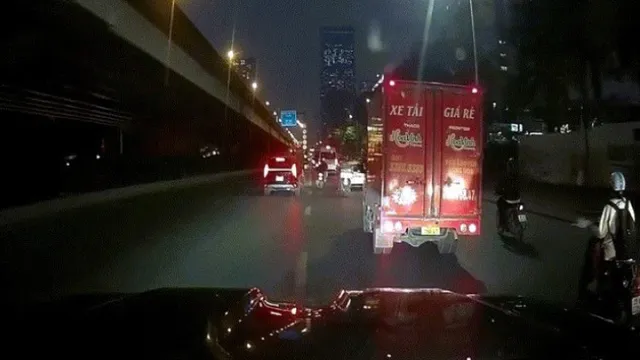 Clip: Hú hồn nam sinh tạt đầu ô tô, va chạm xe tải nảy lửa