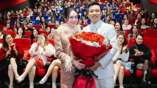 Tuấn Hưng 'bao rạp' cùng gia đình, bạn bè xem Đào, phở và piano