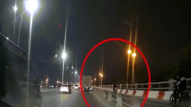 Clip: Xe máy bị ô tô tải "hạ gục" một cách gián tiếp rồi "bỏ chạy"