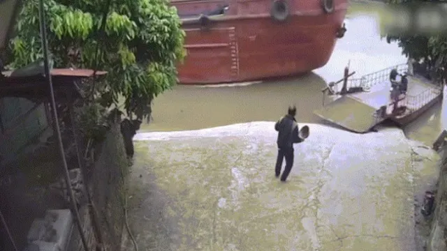 Clip: Xe máy thoát nạn trong gang tấc khi sà lan đâm trực diện phà chờ khách