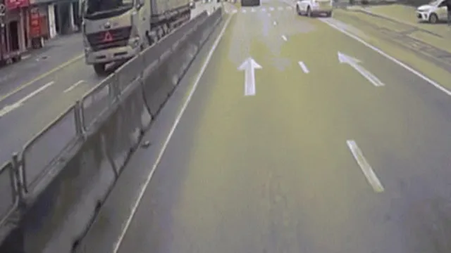 Clip: Tình huống tranh cãi xe Mazda sang đường bị ô tô tải đâm cực mạnh