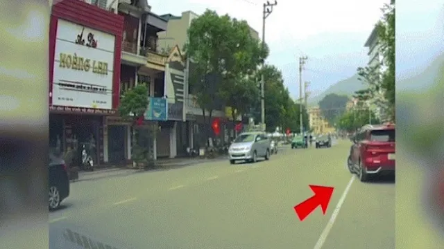 Clip: Quên hạ phanh tay khiến xe "nhún" như bật bông