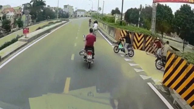 Clip: Xe đạp điện mắc vào xe máy bị kéo lên trên đường