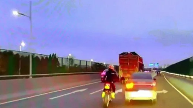 Clip: Thanh niên xe máy đấm vào ô tô, bị tài xế húc bay để "trả đũa"