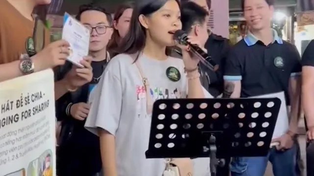 Nữ ca sĩ trẻ 'gây sốt' khi hát ngoài đường, hóa ra là con nuôi Phi Nhung