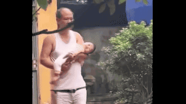 Ru cháu ngủ, gương mặt ông nội dần mất đi nụ cười hào hứng lúc ban đầu