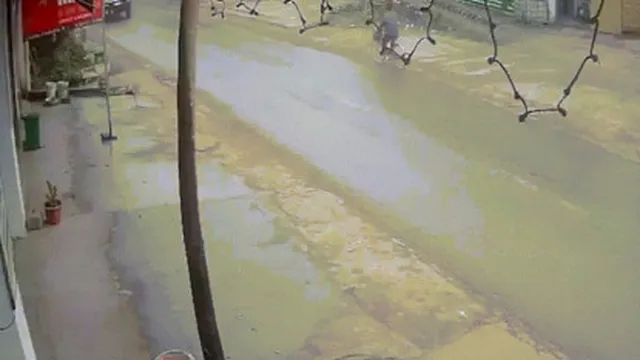 Clip: Kinh hoàng xe đạp đang đi bất ngờ lao vào đầu ô tô